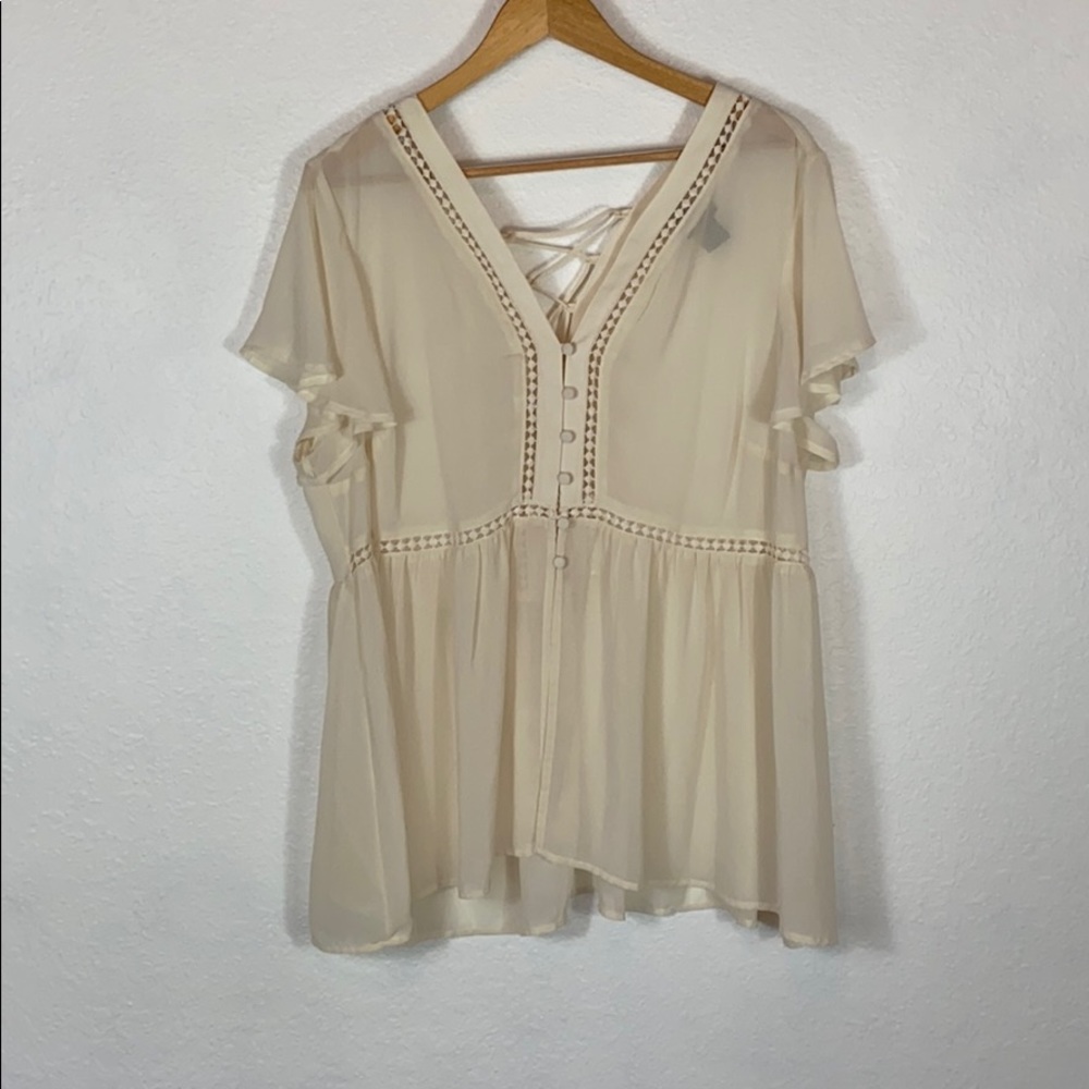 Euc Torrid cream sheer flutter sleeve top 1X - Picture 1 of 6